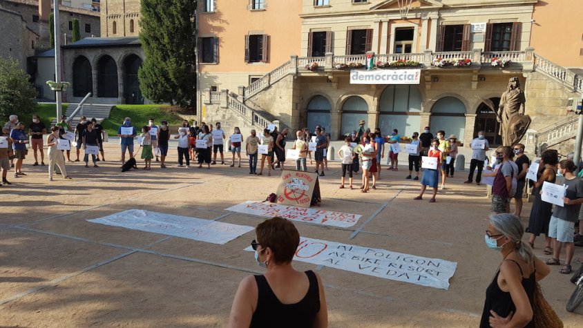 Moltes persones van seguir la convocatòria de la concentració a la plaça de l'Ajuntament