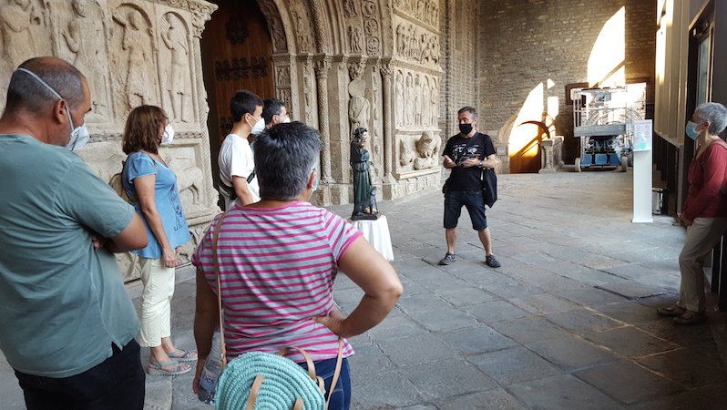 La visita va començar al Monestir de Ripoll, on es poden veure elements d'una pesta a la mateixa Portalada