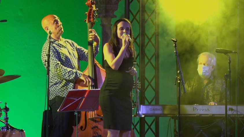 Andrea Motis, durant l'actuació al Festival del Comte Arnau