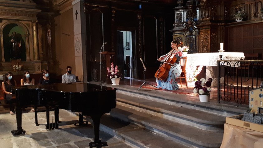 Mariona Camats tocant a l'església de Gombrèn