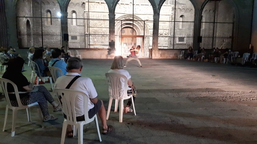 L'espectacle de La Taimada a la plaça del Monestir