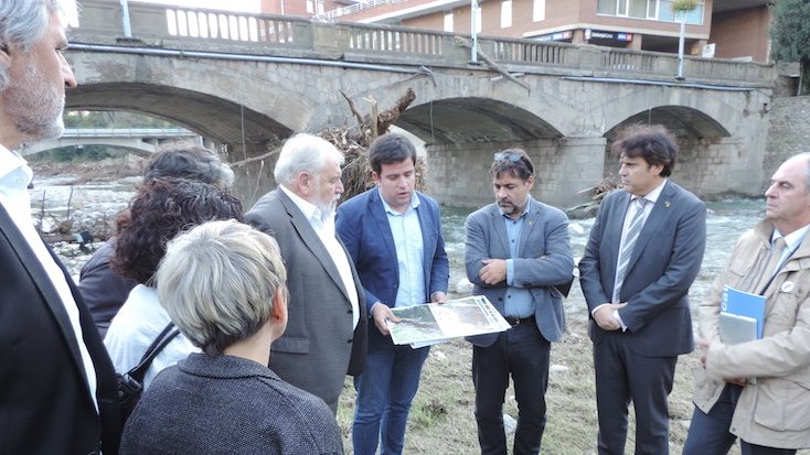 Membres de la Diputació, Generalitat, ACA i Consell Comarcal durant la visita a la llera del riu al seu pas per Ripoll