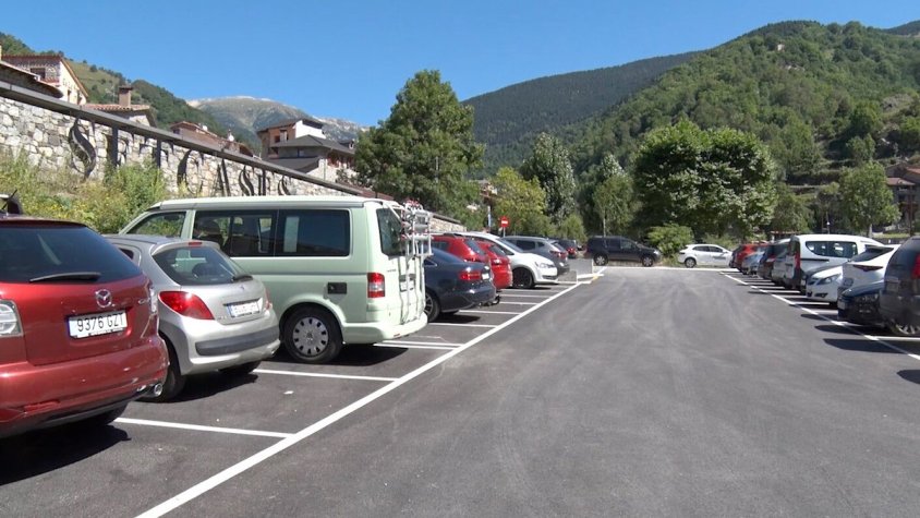 L'aparcament consta de 55 places, una per a minusvàlids, una per cotxes elèctrics i lloc per a les bicis