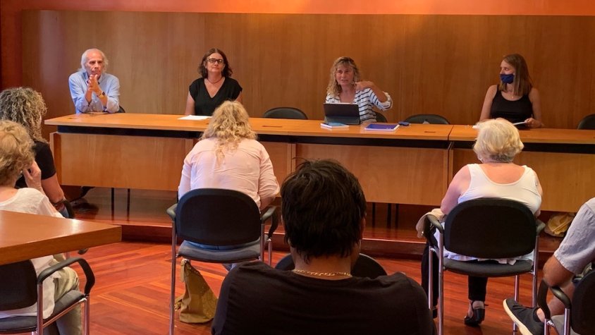 L'acte es va celebrar a la sala de plens de l'Ajuntament de Llanars