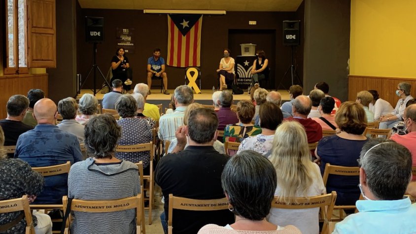 L'acte va comptar amb una xerrada i un sopar groc