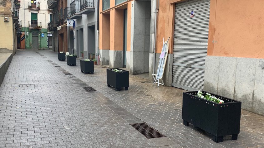 Les jardineres instal·lades al carrer Freser