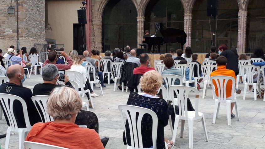 La plaça del Monestir, plena durant el concert de Manu Guix