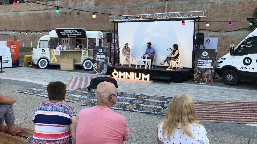 Debat d'actualitat a la caravana d'Òminum en Ruta a Ripoll