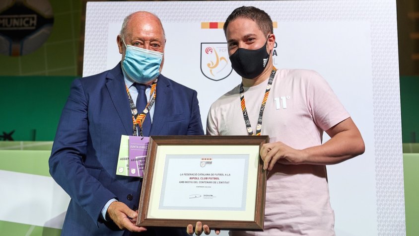 El president del CF Ripoll, Adán Morillas, recollint la placa de club centenari de mans del president de la federació