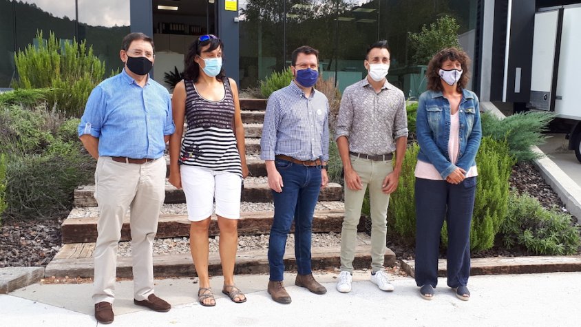 Pere Aragonès, Teresa Jordà i representants d'ERC a la comarca, durant la visita a Pirinat