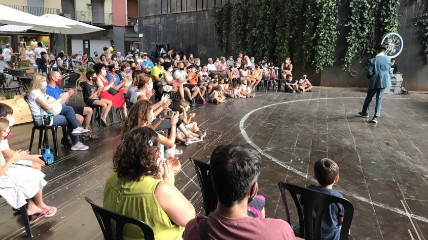 Karoli l'Home Roda actuant a la plaça de la Lira amb un bon seguiment