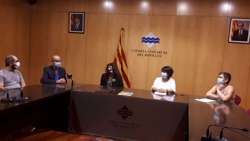 José Yépez, Xavier Verdaguer, Mireia Mata, Dolors Costa i Elisabeth Ortega a la presentació del pla LGTBI ahir a la tarda