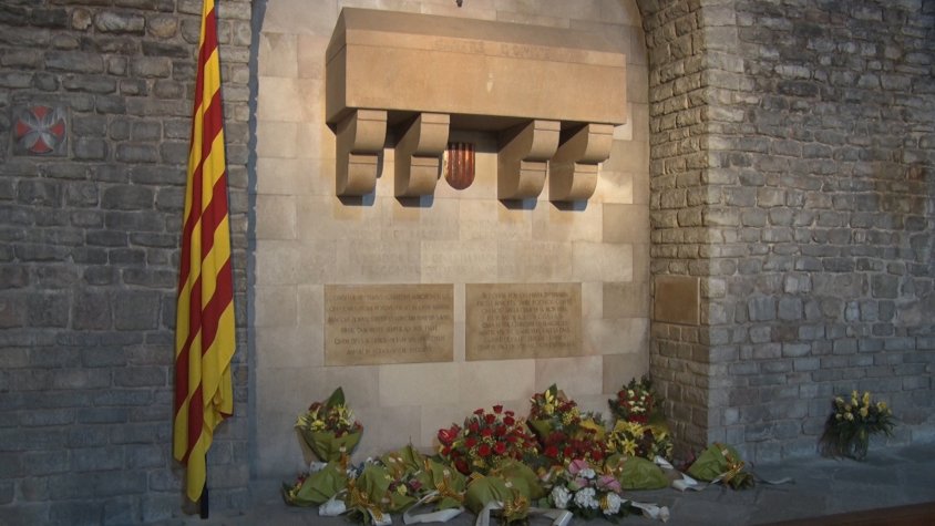 Ofrenes a la Tomba de Guifré el Pilós, al Monestir de Ripoll