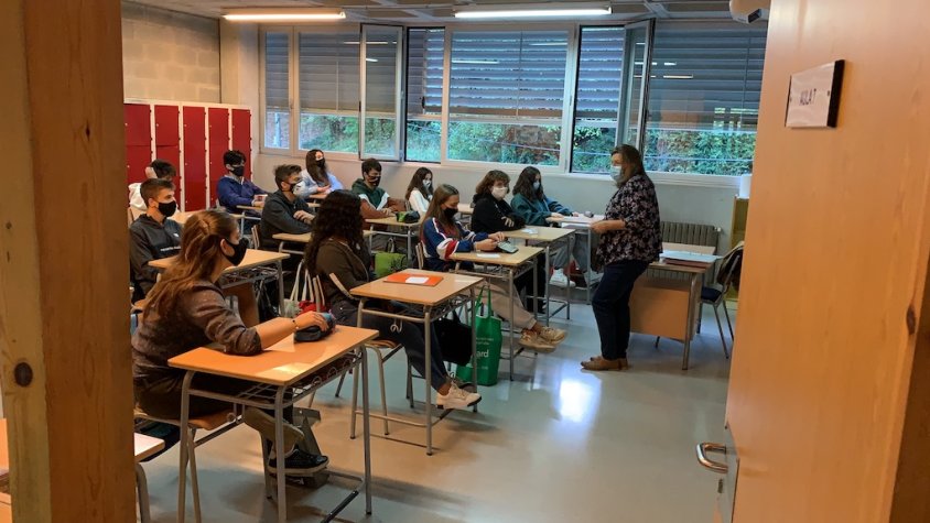 Mascaretes i distàncies dins l'aula