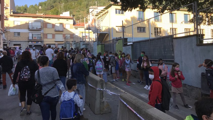 Entrada dels alumnes a l'escola Joan Maragall de Ripoll per diferents accessos