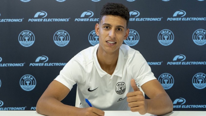 Ilyas Chaira signant la vinculació amb el club eivissenc