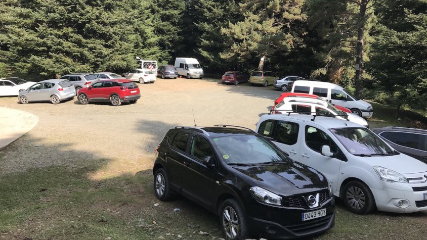 L'aparcament del refugi de Prats, ben ple aquest dijous