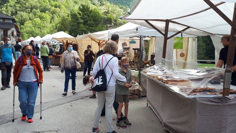 La mostra d'artesans és el complement perfecte a l'exposició de bolets