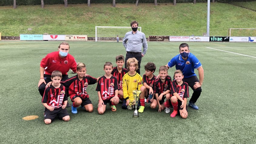 Un dels equips participants als partits amistosos amb el seu trofeu