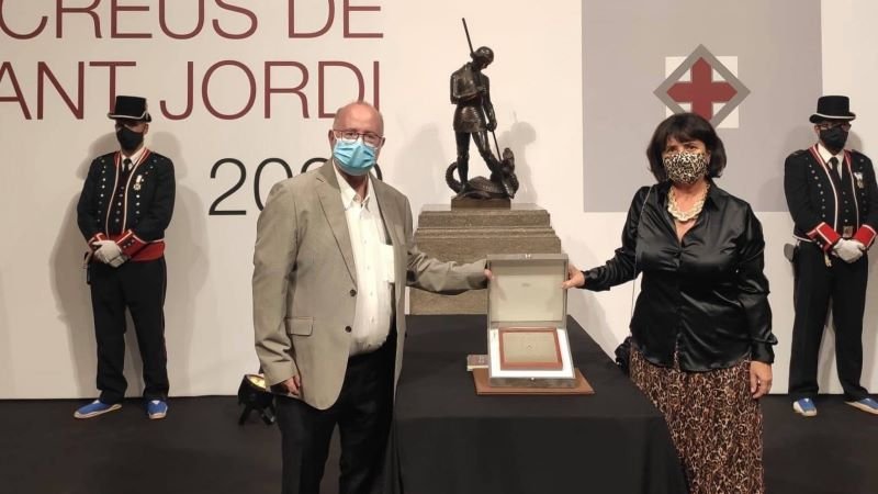 Joan Grané i Dolors Costa amb la placa de la Creu de Sant Jordi