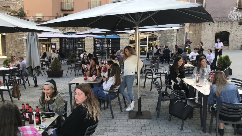 Les trobades de més de sis persones també estaran prohibides en taules d'establiments