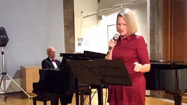 Joan i Cristina Amils actuant a la sala Abat Senjust de Ripoll, a benefici de Càritas