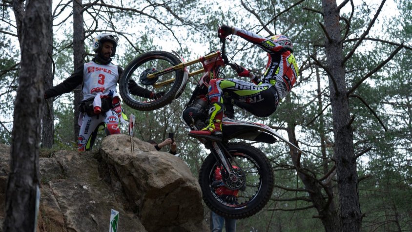 El vencedor del trial, Adam Raga, en una de les zones del trial