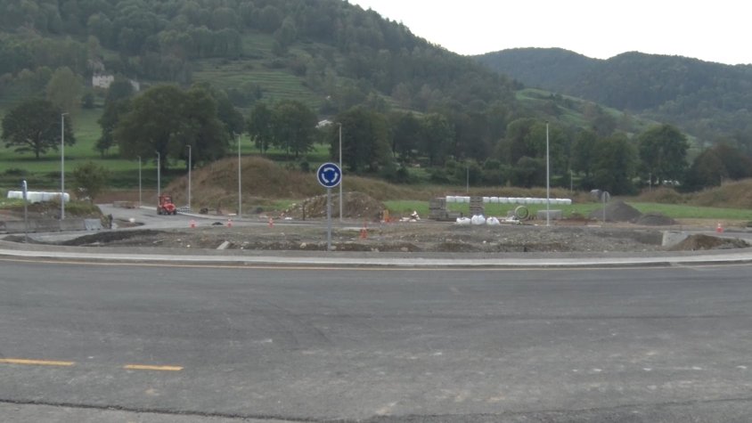 S'estan instal·lant les faroles per deixar enllestida la rotonda