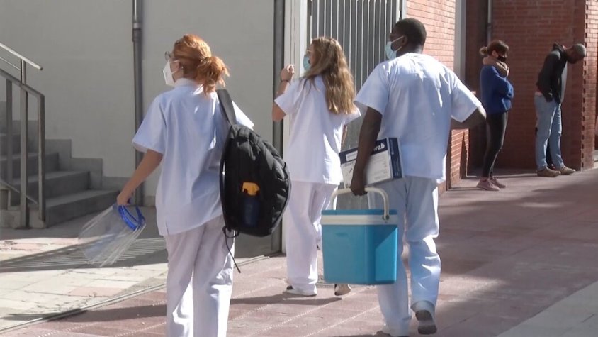 La unitat mòbil entrant a l'escola Vedruna per fer les proves PCR als alumnes dels grups confinats