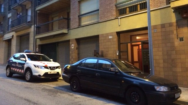 Els Mossos escorcollant un domicili del carrer Canigó de Ripoll, dijous passat