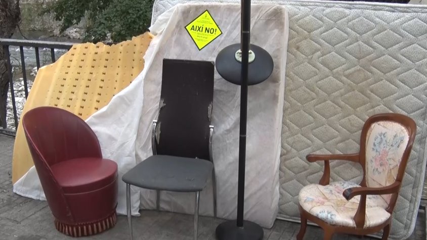 Els trastos es deixaran una setmana amb l'adhesiu per conscienciar a la població