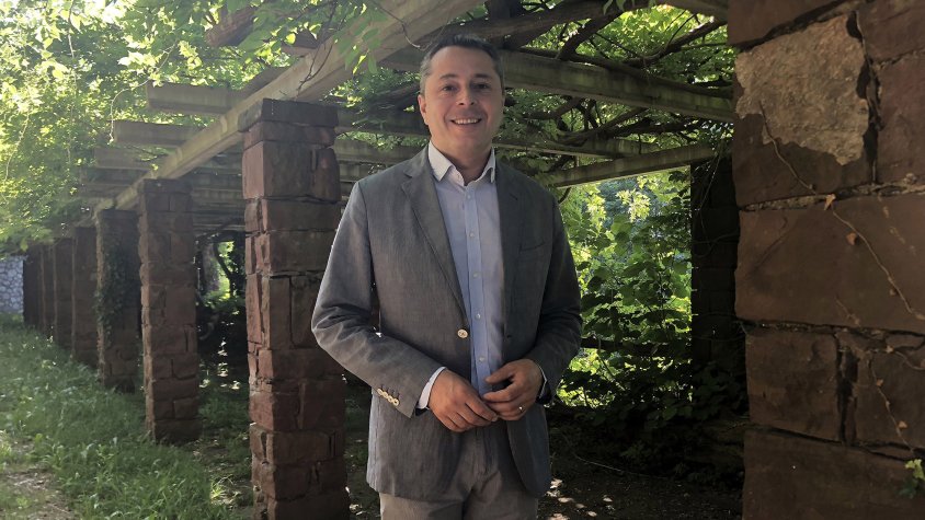 L'alcalde de Sant Joan de les Abadesses, Ramon Roqué, als Jardins de la Puda