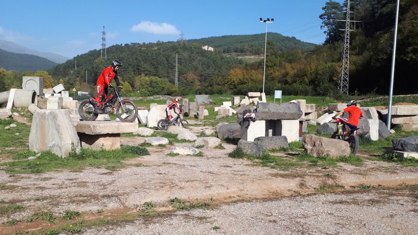 Un entrenament de l'escola de trial