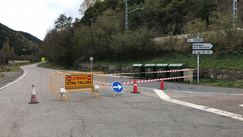 La GIV-4016, tallada a l'alçada de Fornells de la Muntanya