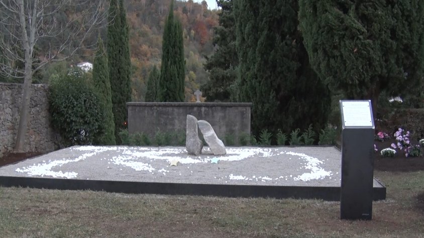 Les dues pedres que decoren l’espai han estat cedides pel Museu Etnogràfic de Ripoll