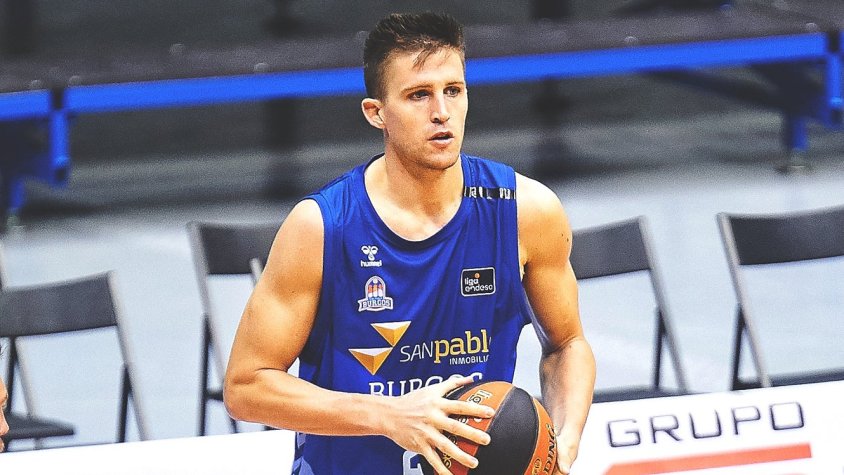 Xavi Rabaseda controlant la pilota en un partit