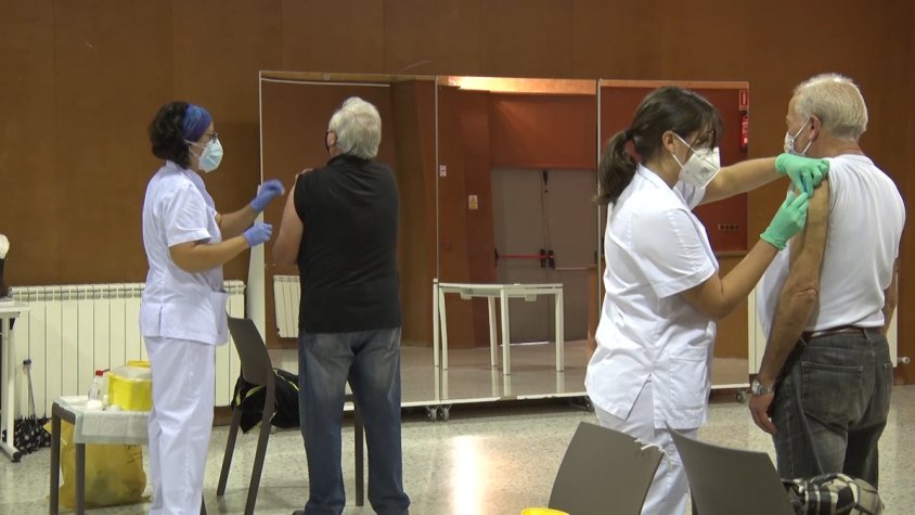 La gent anant-se a vacunar esglaonadament aquest matí a Campdevànol
