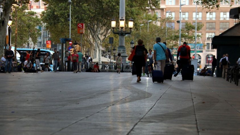 Les marques de les rodes de la furgoneta conduïda durant l'atemptat a la rambla de Barcelona