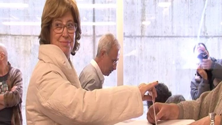 Irene Rigau votant a la consulta del 9N