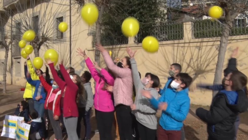 Els alumnes han enlairat globus en senyal de solidaritat