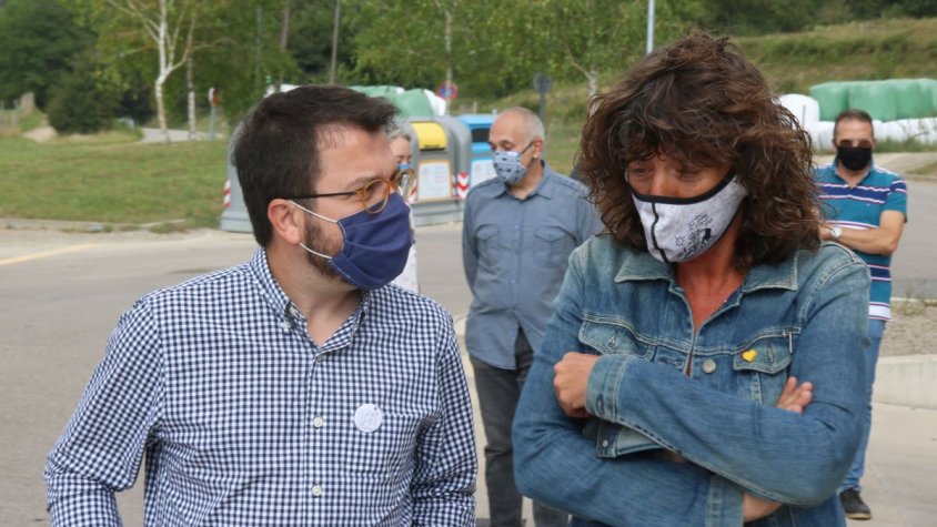 Teresa Jordà al costat de Pere Aragonès, en una visita política al Ripollès