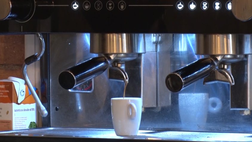 Un dels primers cafès que s'ha servit aquest dilluns de reobertura a El Tut, de Campdevànol