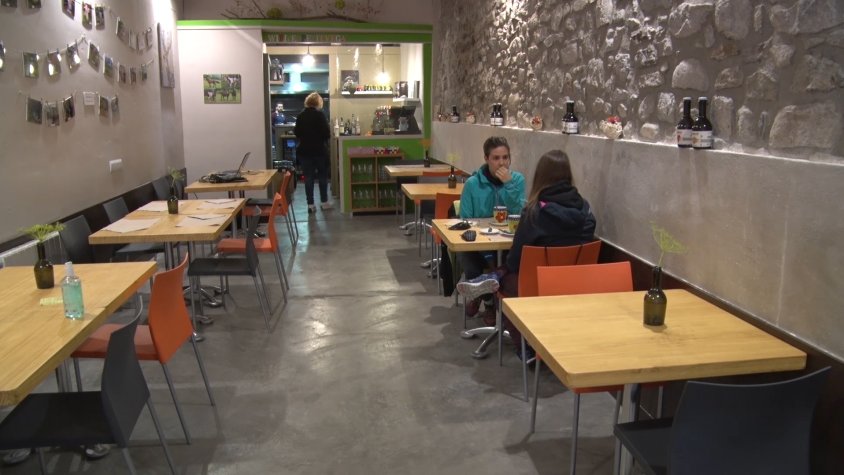 El bar El petit vegà d'en Pep i la Laura obert amb dues clientes a dins