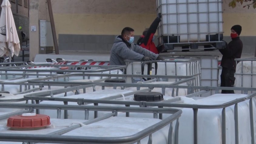 S'han dipositat bidons plens d’aigua sobre el pont per provar la seva capacitat