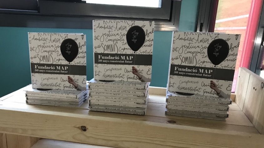 Alguns exemplars del llibre de la Fundació MAP, que aviat estarà a la venda