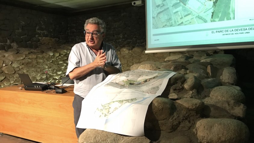 Josep Arimany detallant sobre el mapa les diferents fases i zones del futur pla