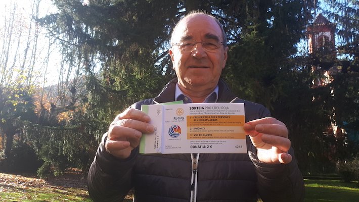 El president de Rotary Club del Ripollès, Joan Colomer, amb dels números del sorteig