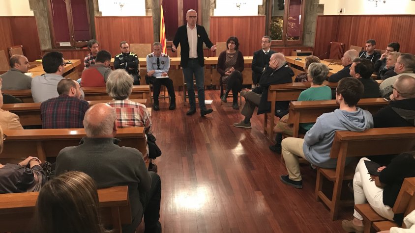 Veïns, jovent, ajuntament i Mossos d'Esquadra van prendre part de la reunió