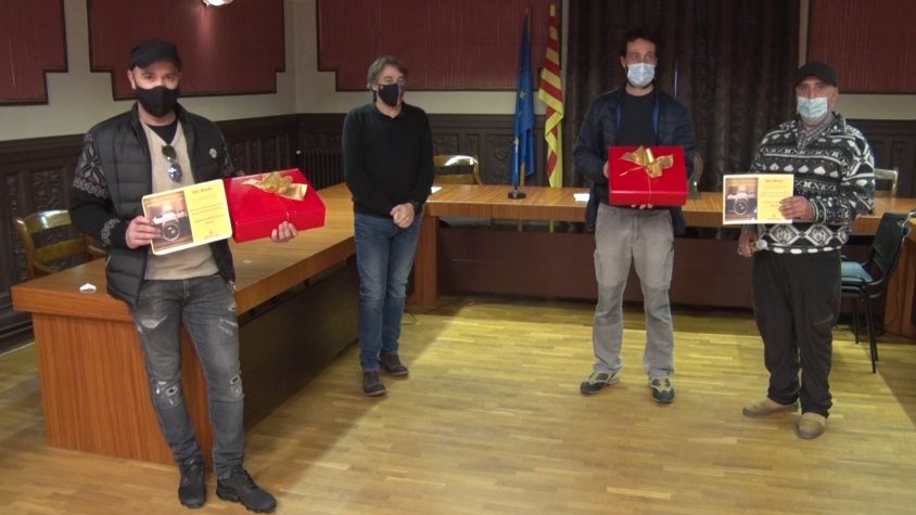 Els guanyadors amb l'Alcalde de Ripoll a l'entrega dels premis
