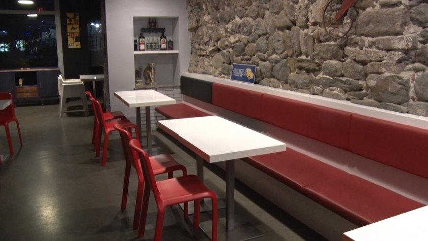 Un dels bars del centre de Ripoll, tancat